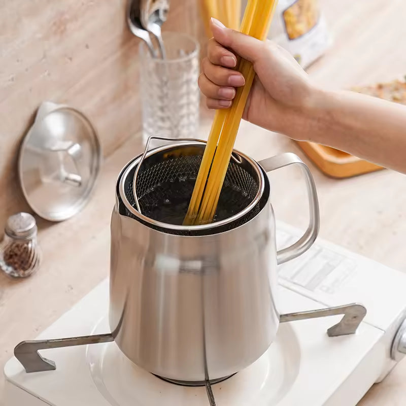 The 2L Oil Keeper & Fine-Mesh Strainer